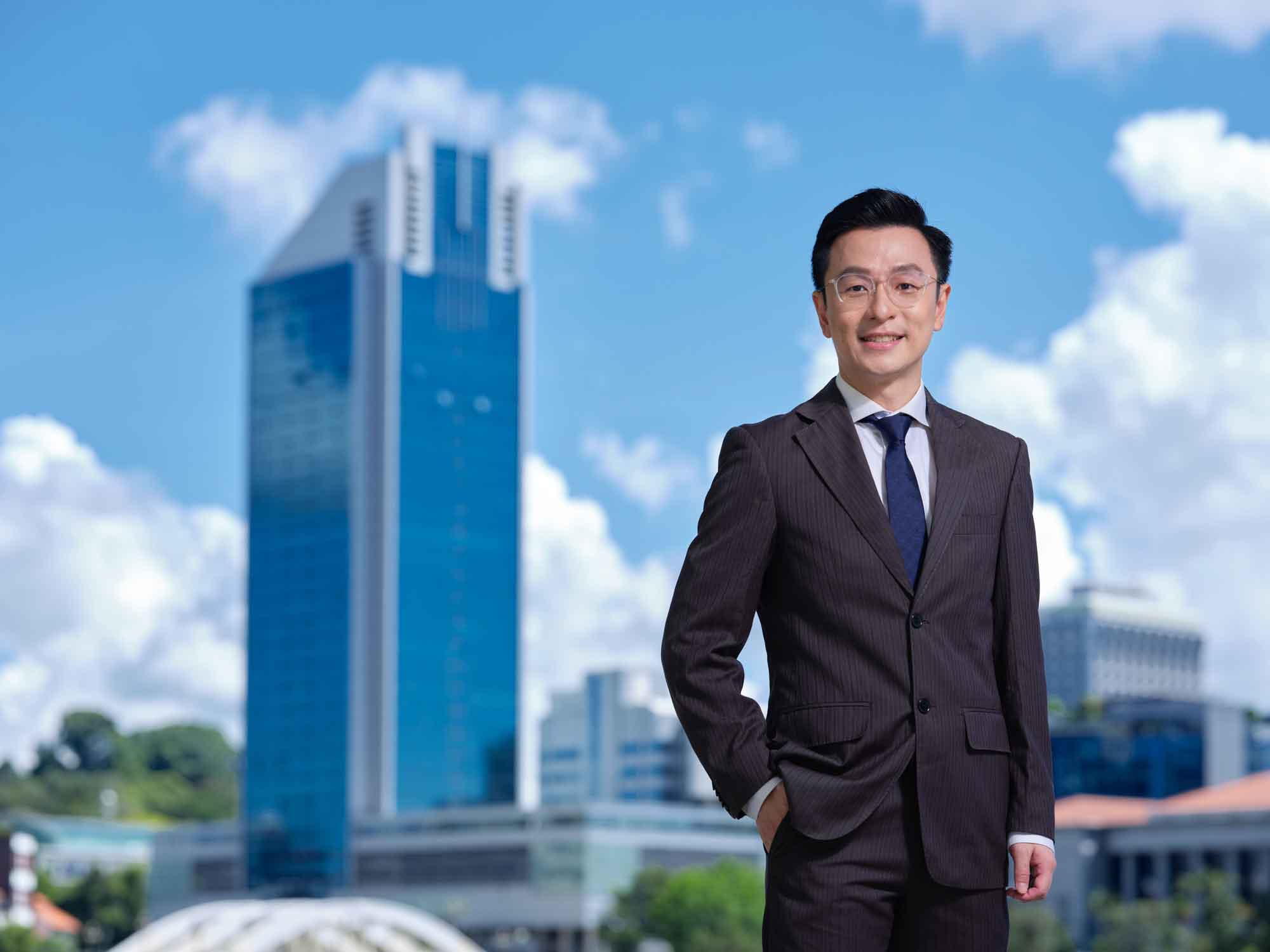 Professional Headshots for CEOs and Executives: A Guide to Portraits in Singapore and Paris