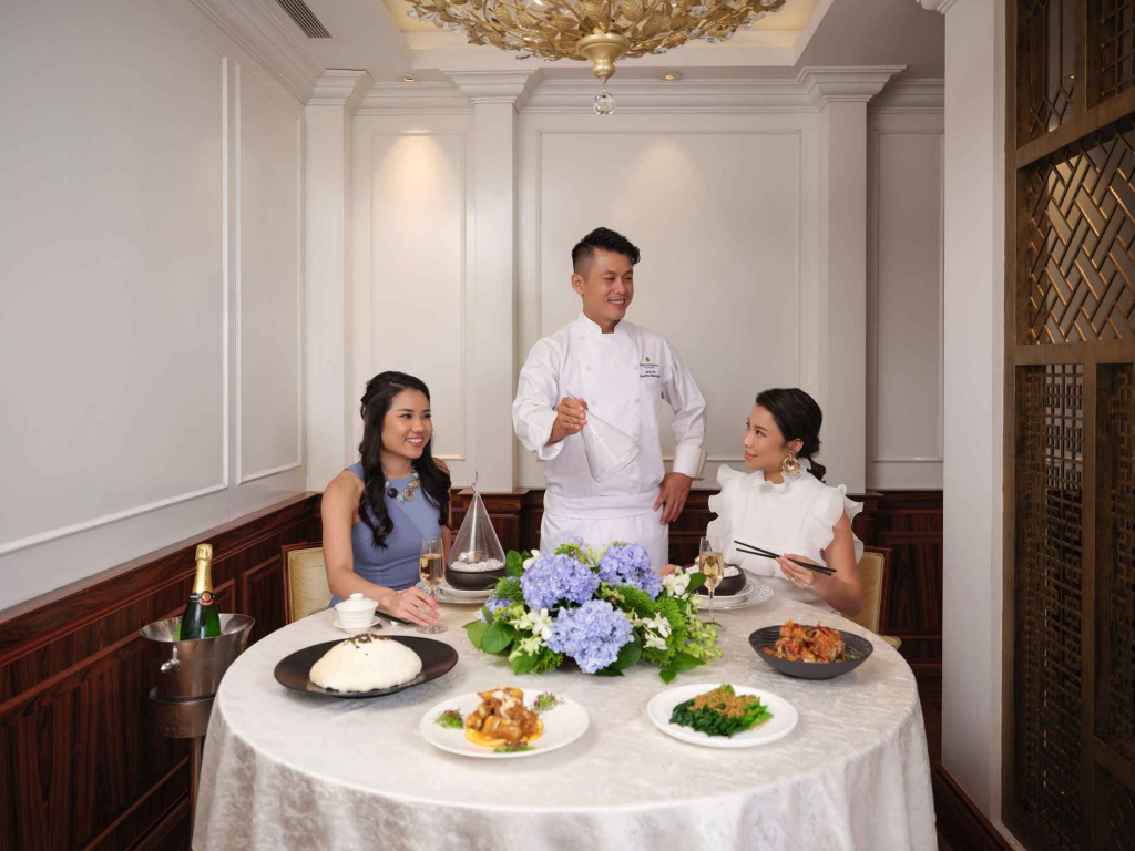 2 ladies enjoying a meal at the Intercontinental Hotel prepared by a chef