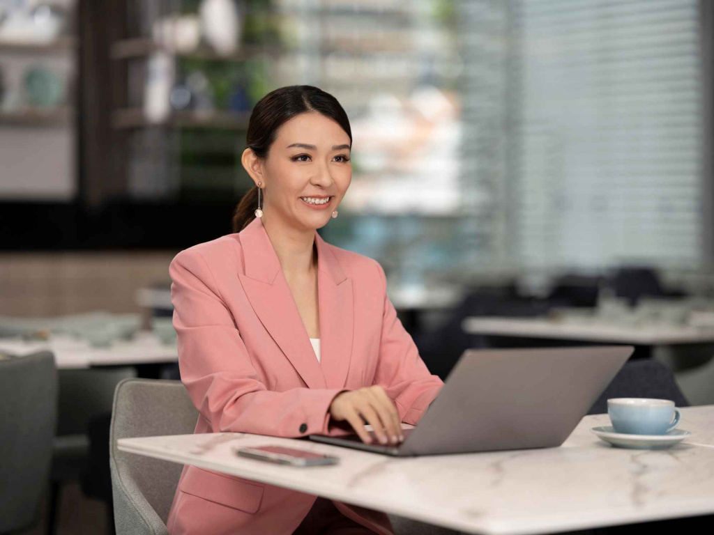 Lady working at orchid hotel, photo taken by coco creative studio lifestyle shootOrchid-lifestyle-interior-hospitality-photgraphy-coco-creative-studio-singapore-france