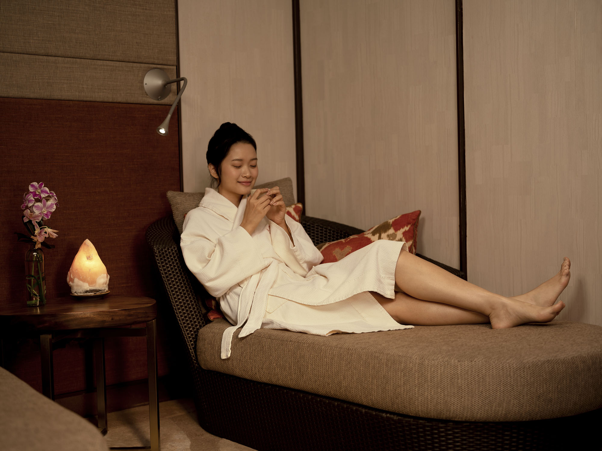 lady enjoying Chi Shangri-La in Singapore Asia Hotel Luxurious spa treatments