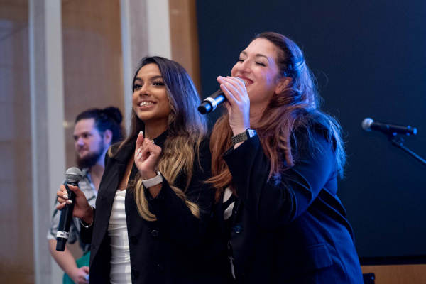 Event highlights for Sky Event - entertainers singing