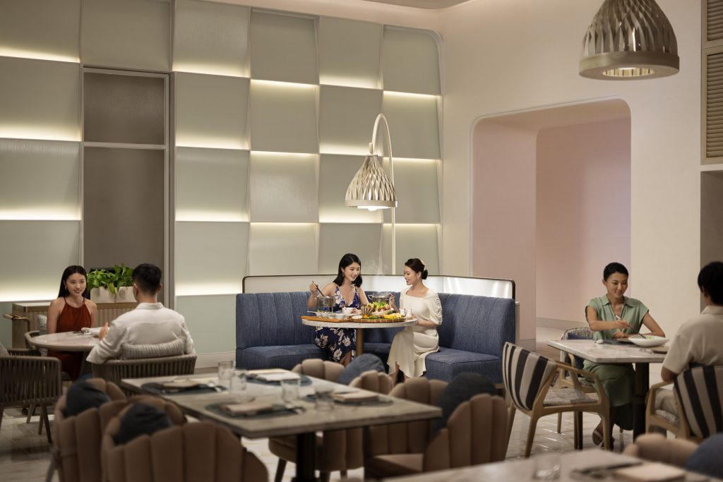 Hotel resort lifestyle photographer Hilton China Asia commercial - Two friends are having dinner in the hotel restaurant