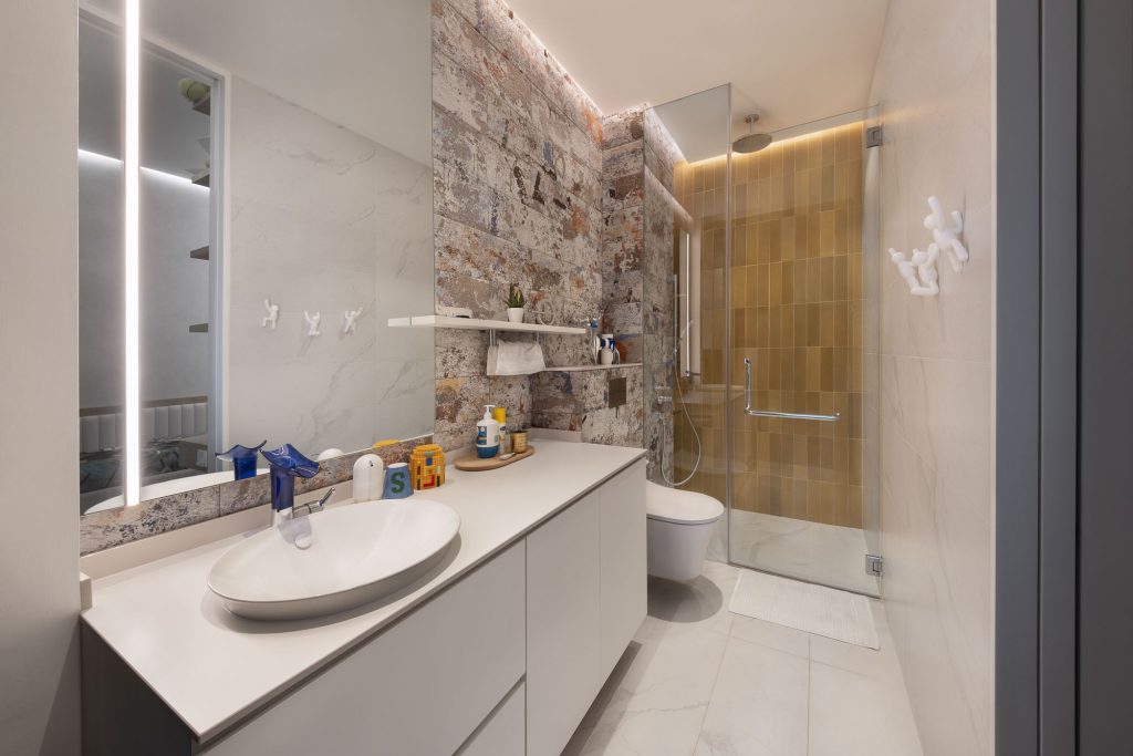 Interior photo of a bathroom with bathtub, toilet and sink