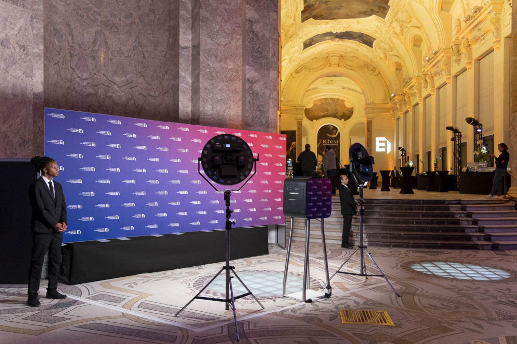 Espace photo des vœux 2025 du MEDEF installé dans le hall du Petit Palais, avec éclairage professionnel et fond aux couleurs du Mouvement des Entreprises de France.