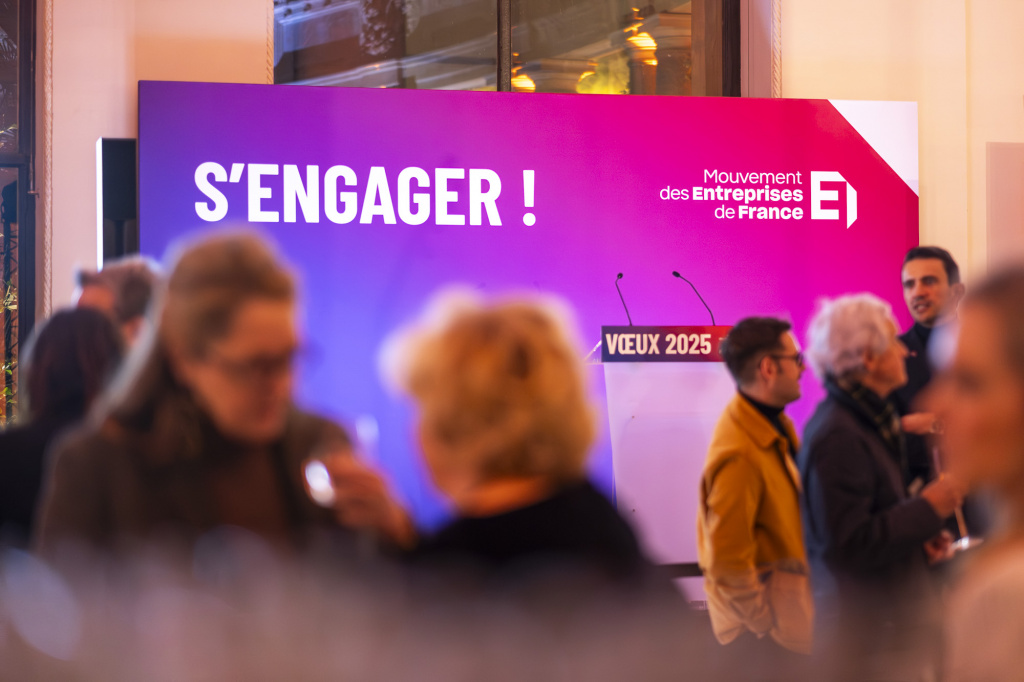 Cérémonie des vœux 2025 du MEDEF au Petit Palais, devant le décor ‘S’engager !’ du Mouvement des Entreprises de France.