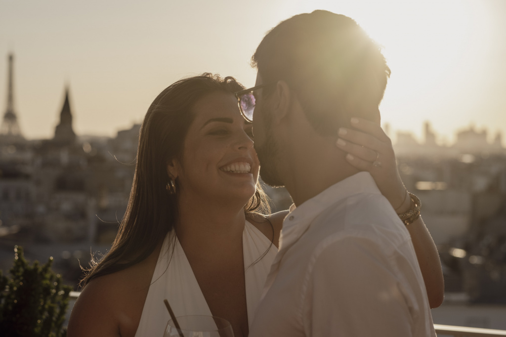 Couple fiancailles rooftop Dame des Arts Paris, portrait serré