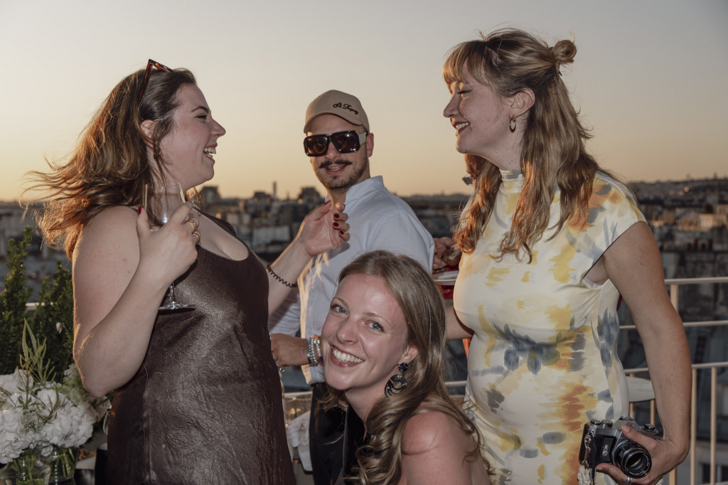 Groupe amis riant soirée fiancailles rooftop Paris