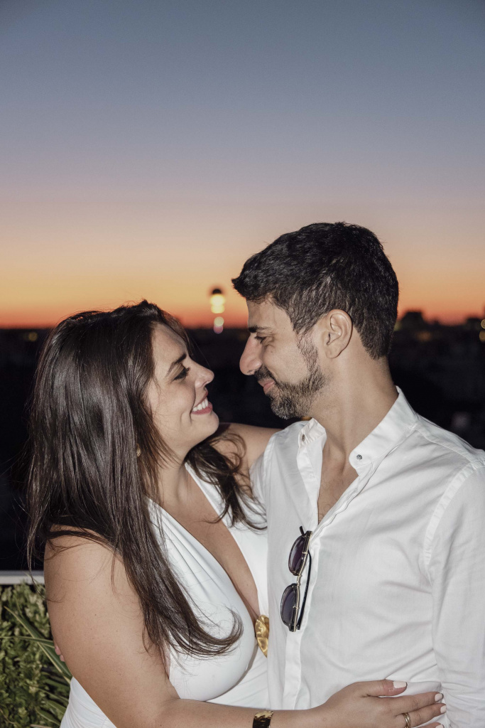 Couple fiancailles rooftop Dame des Arts Paris, portrait serré