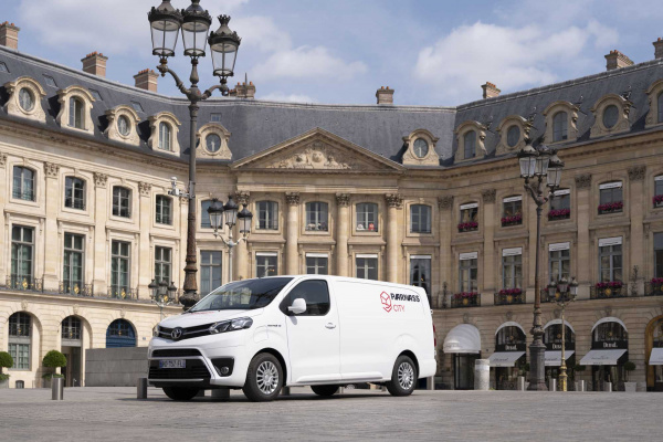 Utilitaire blanc Parnass sur la place Vendome