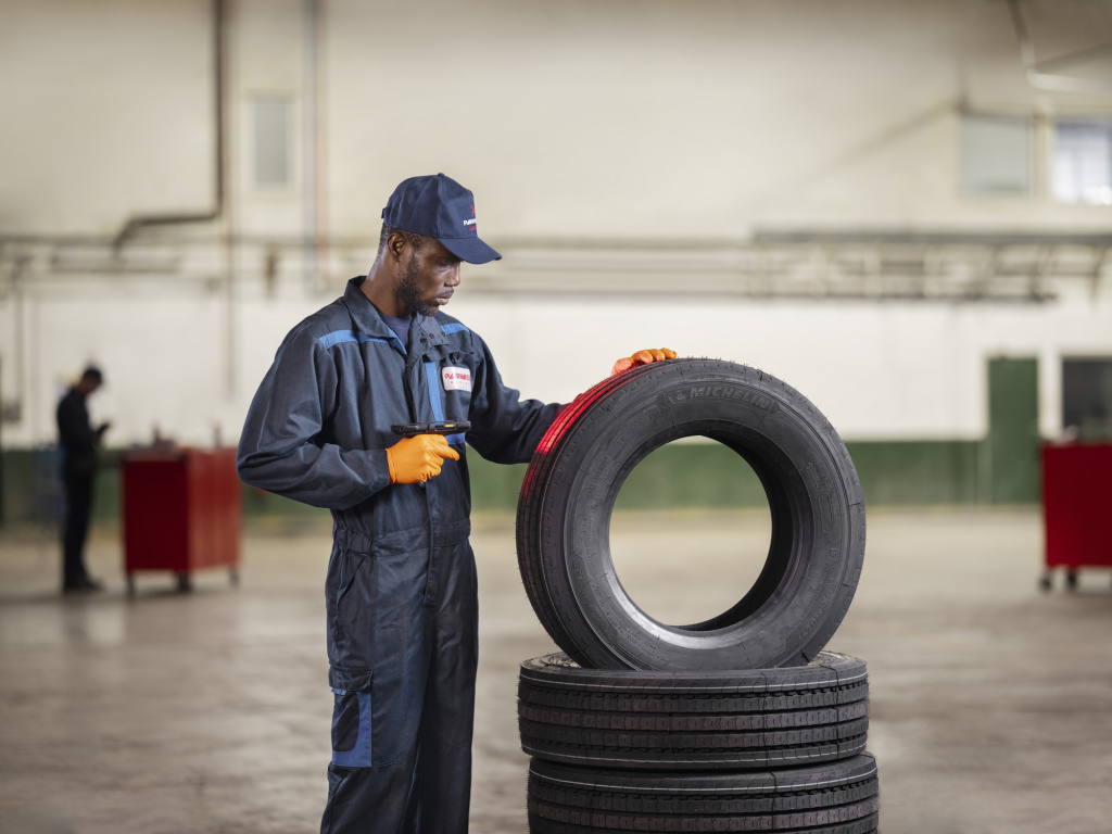 Mecanicien fait l'inventaire des pneus dans le garage Parnass Transport