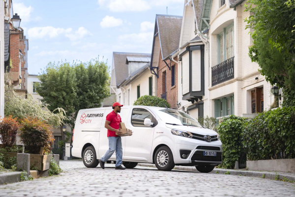 Livraison à Montmartre pour Parnass Transport avec utilitaire blanc en arrière-plan