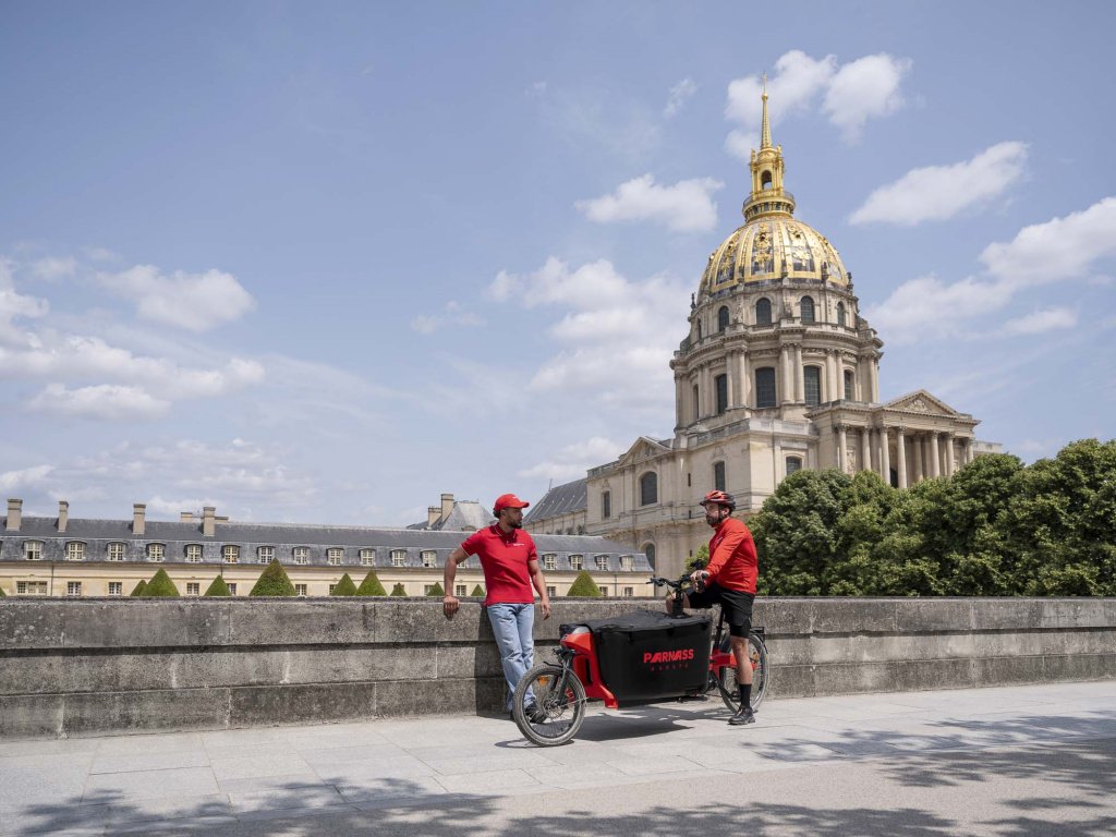 Livreurs Parnass express devant les Invalides