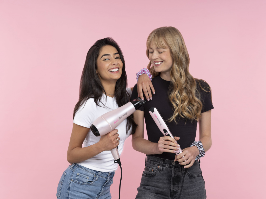 Modèles aux cheveux lisses utilisant le lisseur et le sèche-cheveux Demeliss à Paris
